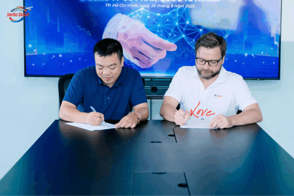 27 Đại diện Javiko Global (trái) ký kết hợp đồng với Đại diện Quỹ tín dụng Asutralia